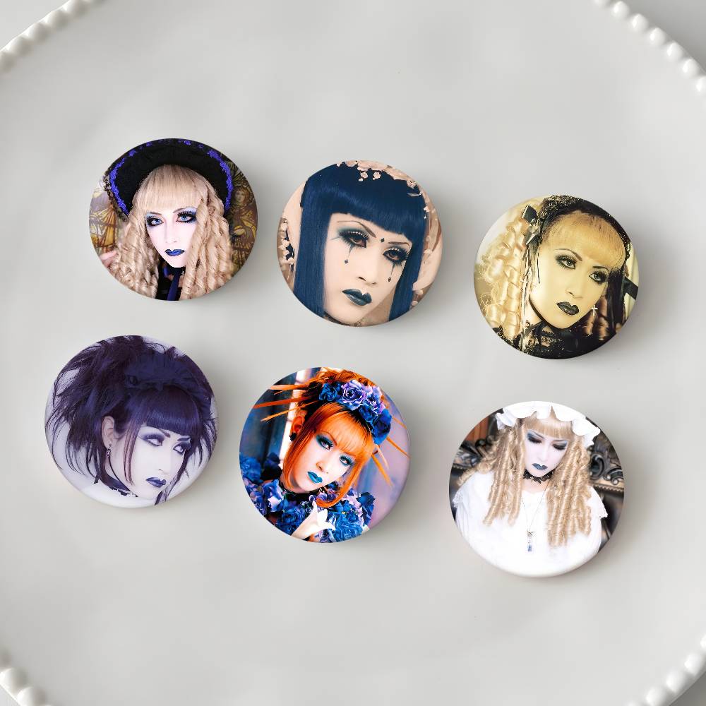 Mana Sama-insignias estéticas  - Embroidery Gothic reseña y precio