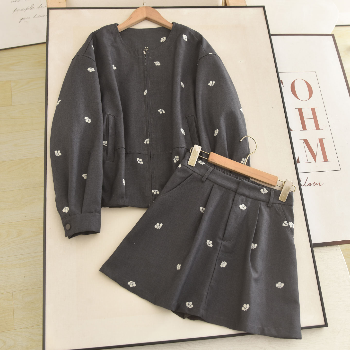 Elegante Traje Gris con Bordad - Embroidery Jacket reseña y precio